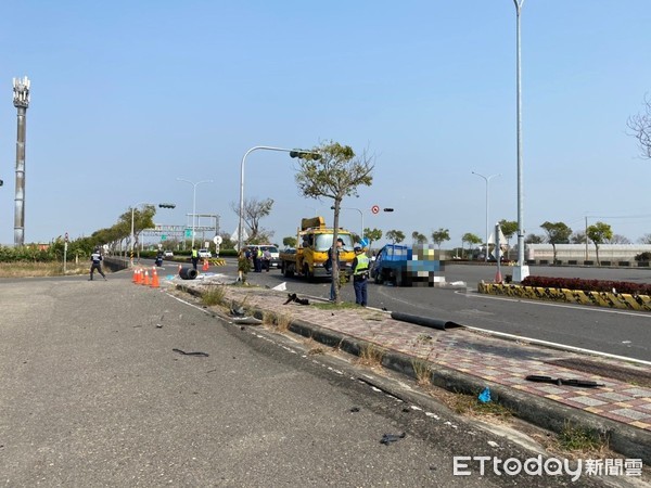 ▲高鐵大道太保花海段小貨車駕駛當場死亡(圖/記者翁伊森翻攝) ▲高鐵大道太保花海段小貨車駕駛當場死亡(圖/記者翁伊森翻攝)