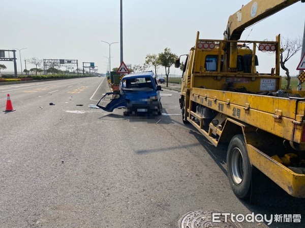 ▲高鐵大道太保花海段小貨車駕駛當場死亡(圖/記者翁伊森翻攝) ▲高鐵大道太保花海段小貨車駕駛當場死亡(圖/記者翁伊森翻攝)
