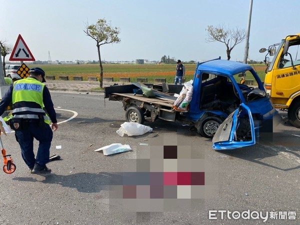▲高鐵大道太保花海段小貨車駕駛當場死亡(圖/記者翁伊森翻攝) ▲高鐵大道太保花海段小貨車駕駛當場死亡(圖/記者翁伊森翻攝)
