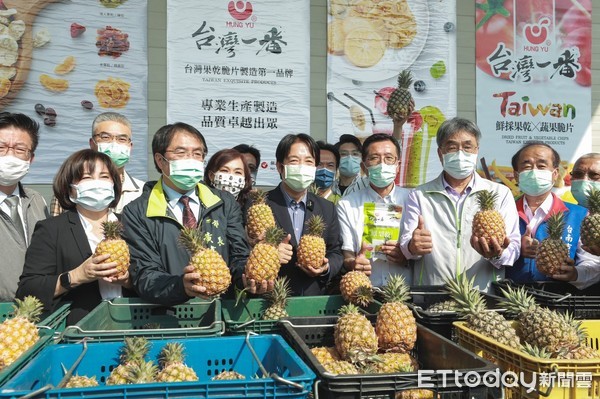 ▲副總統賴清德、台南市長黃偉哲及立委，視察台南官田宏宇農產生物科技公司，並與業者座談，強調政府全力挺農民，行銷鳳梨。（圖／記者林悅翻攝，下同）