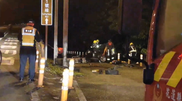 2男1女大學生開車出遊自撞護欄！　駕駛四肢骨折。（圖／東森新聞）