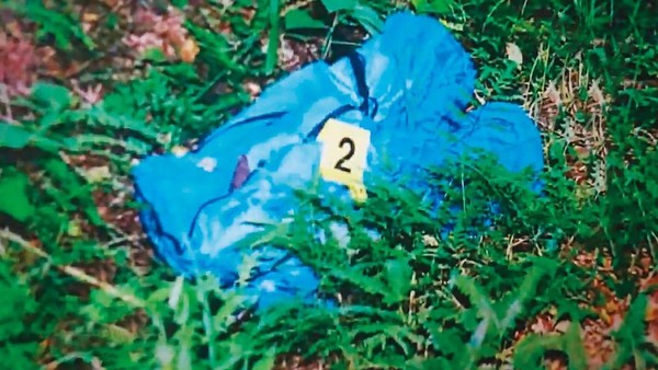 警方在桃園虎頭山區，找到用藍色睡袋包裹的張女屍體。（警方提供）