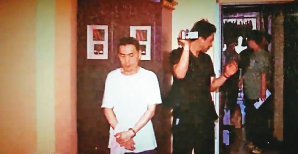 警方帶黃進龍（左）回租屋處搜索，在現場採集到死者的毛髮。（翻攝畫面）