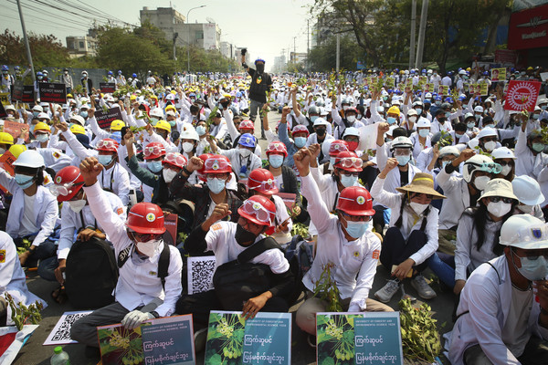 ▲緬甸曼德勒（Mandalay）28日的示威人潮。（圖／達志影像／美聯社）