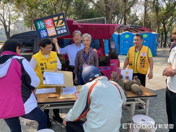 ▲時代力量黨主席立委陳椒華在新營南瀛綠都心公園入口擺攤，邀請市民連署支持藻礁公投連署，同時義賣台灣本土鳳梨。（圖／記者林悅翻攝，下同）