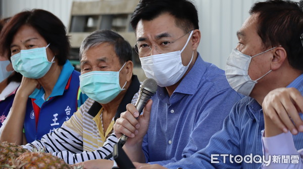 ▲中國國民黨主席江啟臣南下台南，關心台灣鳳梨產業遭大陸當局暫停進口的情況，強調國民黨14個執政縣市首長，將會聯合幫忙行銷。（圖／記者林悅翻攝，下同）