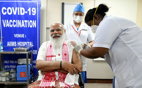 ▲▼印度總理莫迪公開接種印度國產疫苗Covaxin。（圖／路透）