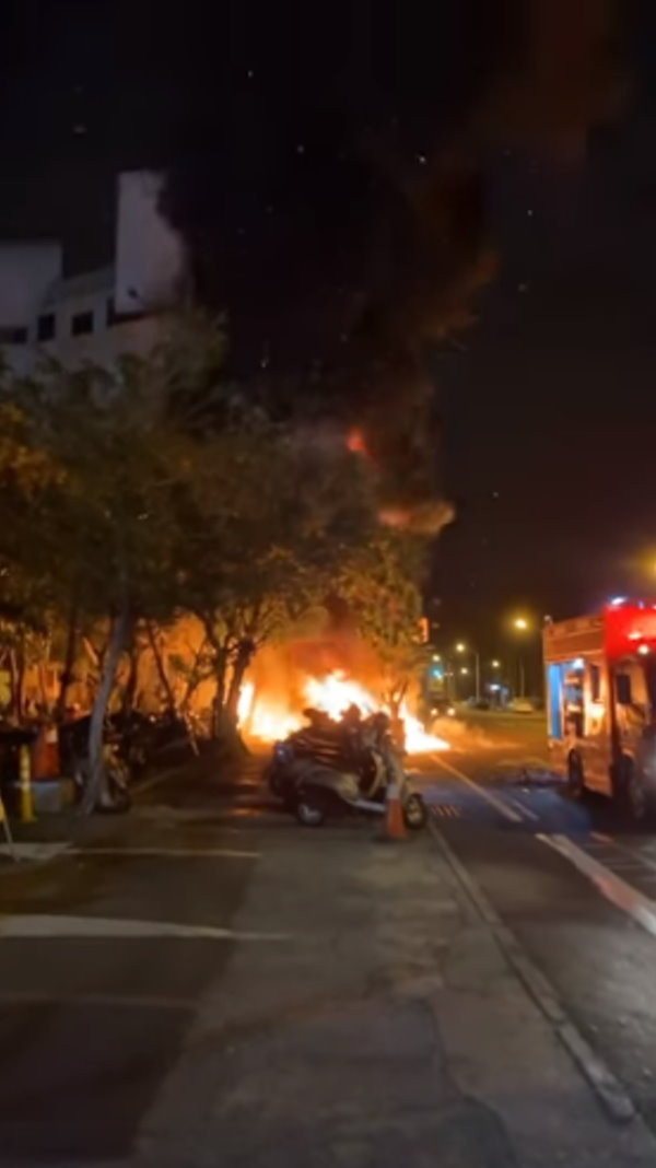 傳爆炸聲！台南轉運站旁疑遭縱火　36輛機車毀了。（圖／翻攝「台南爆料公社」臉書社團）