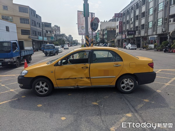 ▲▼彰化林森路熊貓外送員闖紅燈撞小黃。（圖／民眾提供）