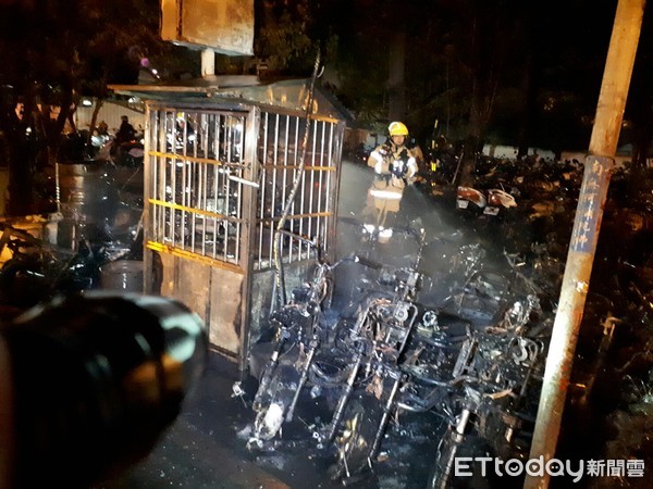 ▲台南市北區台南運轉站旁停車場凌晨發生機車火警，火勢雖很快撲滅，但造成46部機車全燬或半燬，幸好無人員傷亡，警方查出王姓女子涉案。（圖／記者林悅翻攝，下同）