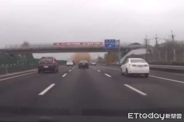 ▲大貨車載運超高稻草撞擊跨越橋，一陣塵土飛揚，後車驚呼。（圖／記者蔡佩旻翻攝）