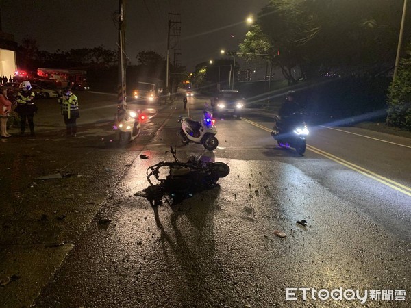 ▲▼小客車右前車燈燒毀，機車燒成廢鐵             。（圖／記者陳以昇翻攝）