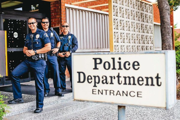 趙駿亞被加州聖蓋博市警方逮捕帶回警局偵訊時,不願多談案發經過。圖非案發當時照片。(翻攝加州聖蓋博市政府官網)