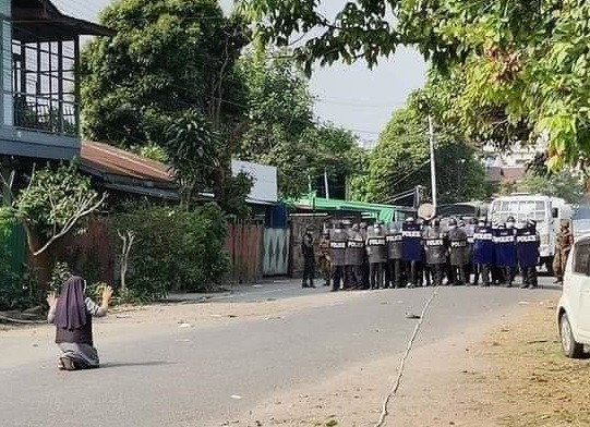 ▲▼安努唐修女跪地懇求緬甸軍警不要對反政變示威者開槍。（圖／翻攝自推特／@CardinalMaungBo）