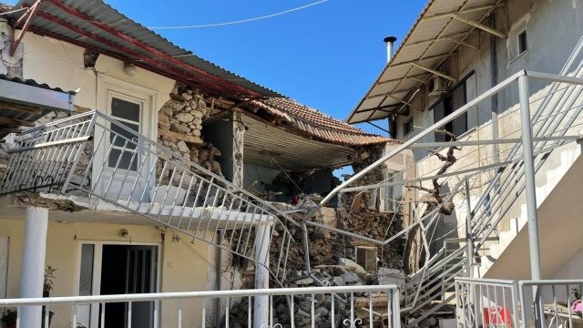 ▲▼希臘中部強震百棟建物受損 民眾倉皇逃到戶外。（圖／翻攝自推特「@qwerty14117587」）