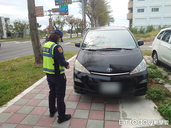 ▲台東新站地區人行道違停警方大執法。（圖／記者楊漢聲翻攝）