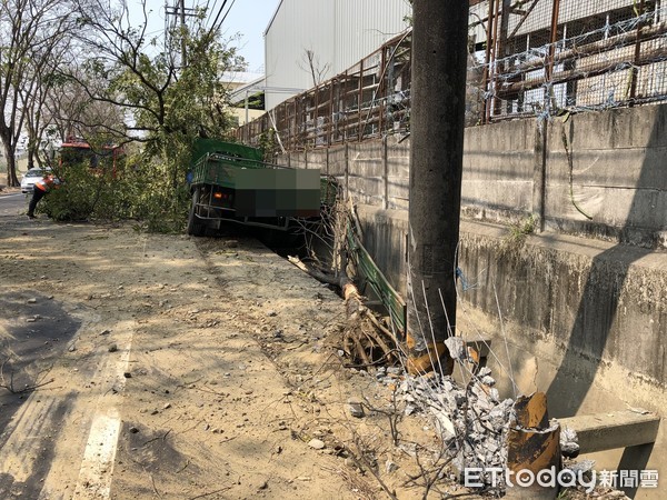 ▲▼台南大貨車自撞路樹、電桿。(圖/記者林悅翻攝) ▲▼台南大貨車自撞路樹、電桿。(圖/記者林悅翻攝)