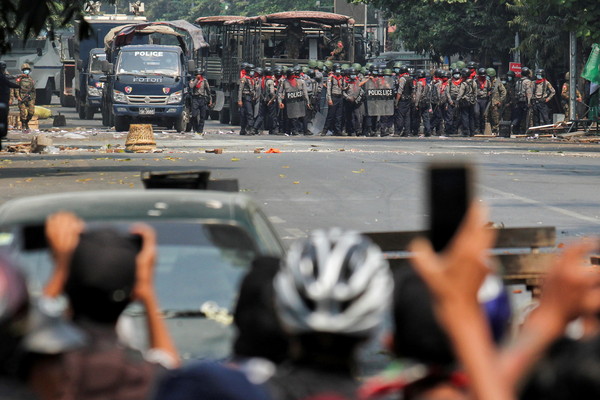 ▲▼ 緬甸警方與示威者在街頭對峙。（圖／路透）