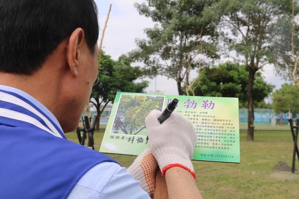 ▲屏東市千禧公園6日早上舉辦植樹活動，金曲歌后朱海君、江志豐到場演唱             。（圖／取自屏東市公所臉書，以下同）