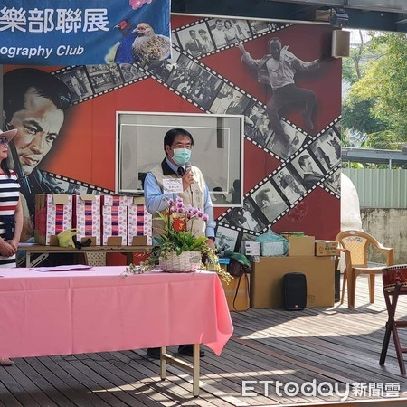 ▲台南市長黃偉哲出席觀當拍鳥俱樂部第6屆瞬影永恆聯展，對作品讚譽有加。（圖／記者林悅翻攝，下同）