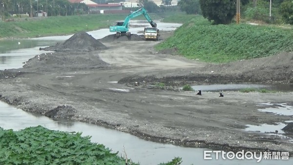 ▲保七總隊第8大隊逮獲涉嫌盜賣屏東縣民公園便道用砂石承包商，依法送辦             。（圖／保七總隊提供，以下同）