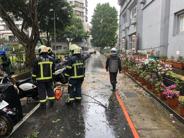 ▼柯文哲附圖感謝警消冒雨值勤。（圖／翻攝自Facebook／柯文哲）