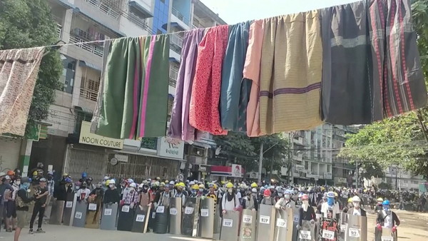 ▲▼示威者在街上高掛稱為「籠基」（longyi）的女性筒裙，成功阻止軍警進逼。（圖／路透）