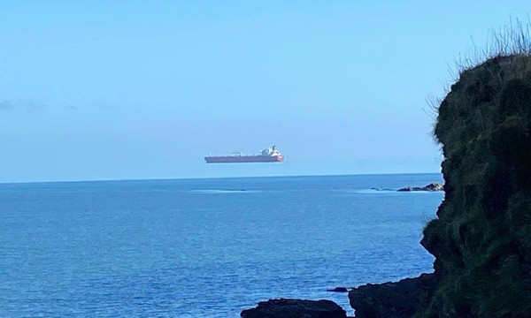 ▲▼一艘巨型油輪飄在空中猶如幽靈船，其實是海市蜃樓。（圖／翻攝自推特）