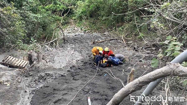 ▲▼警消搶救墜谷受重傷的「小山貓」許姓司機。（圖／記者游芳男翻攝，下同）