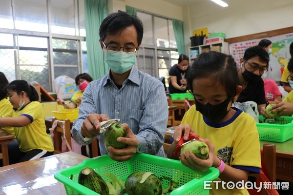 ▲台南市南大附小彩虹斑馬志工隊,執行教育部戶外教育,推出「西瓜綿仔與瓜子瓜」,學生一窺「另類」西瓜,各個直呼大開眼界。(圖/記者林悅攝,下同) ▲台南市南大附小彩虹斑馬志工隊,執行教育部戶外教育,推出「西瓜綿仔與瓜子瓜」,學生一窺「另類」西瓜,各個直呼大開眼界。(圖/記者林悅攝,下同)