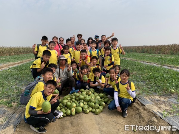 ▲台南市南大附小彩虹斑馬志工隊,執行教育部戶外教育,推出「西瓜綿仔與瓜子瓜」,學生一窺「另類」西瓜,各個直呼大開眼界。(圖/記者林悅攝,下同) ▲台南市南大附小彩虹斑馬志工隊,執行教育部戶外教育,推出「西瓜綿仔與瓜子瓜」,學生一窺「另類」西瓜,各個直呼大開眼界。(圖/記者林悅攝,下同)