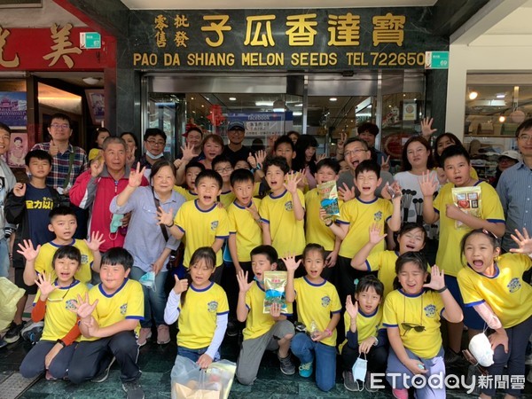 ▲台南市南大附小彩虹斑馬志工隊,執行教育部戶外教育,推出「西瓜綿仔與瓜子瓜」,學生一窺「另類」西瓜,各個直呼大開眼界。(圖/記者林悅攝,下同) ▲台南市南大附小彩虹斑馬志工隊,執行教育部戶外教育,推出「西瓜綿仔與瓜子瓜」,學生一窺「另類」西瓜,各個直呼大開眼界。(圖/記者林悅攝,下同)