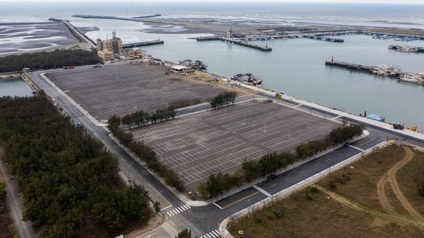 ▲新竹市新增的新竹漁港南側停車場已啟用。（圖／新竹市政府提供）