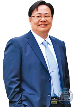 高雄中正高中老師袁子洺白天在學校教課,下課後開神壇當起「神明代言人」。(讀者提供)