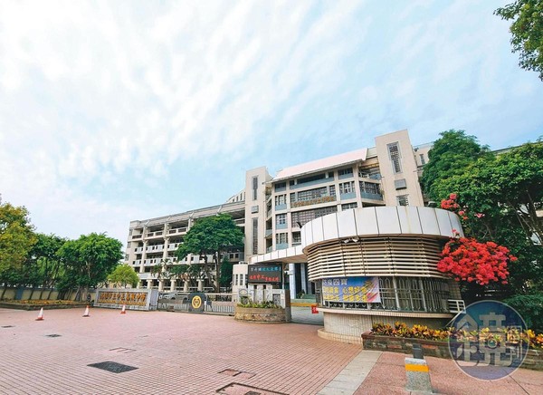 袁子洺在高雄中正高中教導生活科技課,上課幽默風趣,頗受學生歡迎。