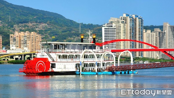 ▲▼台北市關渡大橋,一旁閒置的關渡碼頭平台外推,打造開放式空間,並設計打卡景點,強化當地賞景、休憩功能。(圖/記者呂佳賢攝)