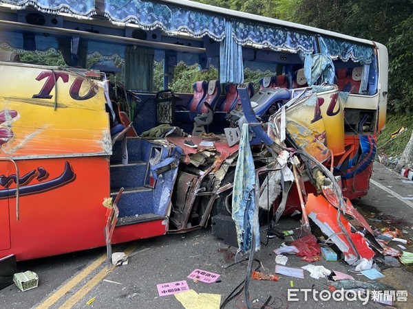 ▲遊覽車撞舊蘇花山壁，現場慘況曝光。（圖／記者游芳男翻攝）