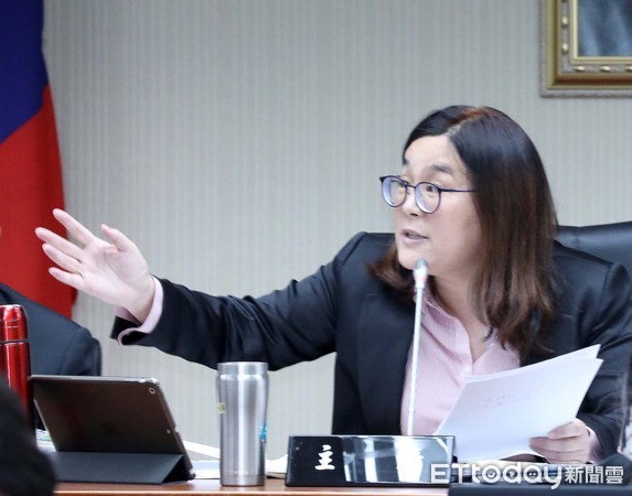 ▲▼立法院社福衛環委員會 成立疫苗採購調閱小組表決引發爭議 會議主席陳玉珍 民進黨立委群起抗議 。(圖/記者屠惠剛攝) ▲▼立法院社福衛環委員會 成立疫苗採購調閱小組表決引發爭議 會議主席陳玉珍 民進黨立委群起抗議 。(圖/記者屠惠剛攝)