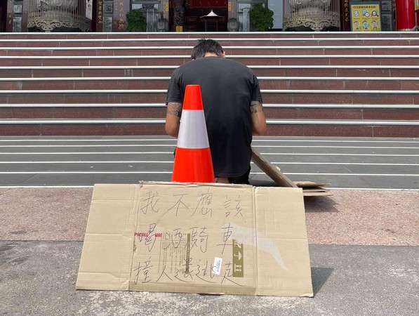 ▲▼男子酒駕撞到女子後逃逸,今主動聯繫家屬並於廟宇前下跪,寫悔過書懺悔。(圖/翻攝臉書社團「台南爆料公社-台南最大社團」) ▲▼男子酒駕撞到女子後逃逸,今主動聯繫家屬並於廟宇前下跪,寫悔過書懺悔。(圖/翻攝臉書社團「台南爆料公社-台南最大社團」)