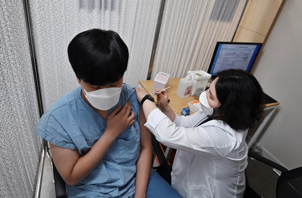 ▲▼南韓醫護人員開始接種輝瑞第2劑疫苗。（圖／路透社）