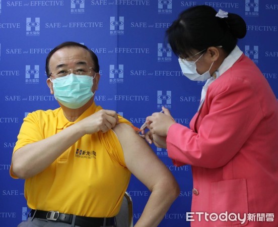 ▲▼新光醫院院長、副院長帶頭施打AZ疫苗。(圖/記者屠惠剛攝) ▲▼新光醫院院長、副院長帶頭施打AZ疫苗。(圖/記者屠惠剛攝)