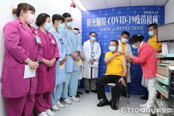 ▲▼新光醫院醫護人員施打AZ疫苗。(圖/記者屠惠剛攝) ▲▼新光醫院醫護人員施打AZ疫苗。(圖/記者屠惠剛攝)