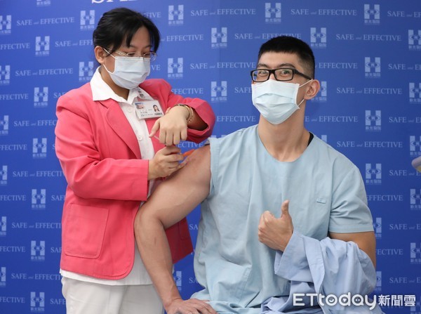 ▲▼新光醫院急診室工作7年陳立成施打AZ疫苗。(圖/記者屠惠剛攝) ▲▼新光醫院急診室工作7年陳立成施打AZ疫苗。(圖/記者屠惠剛攝)