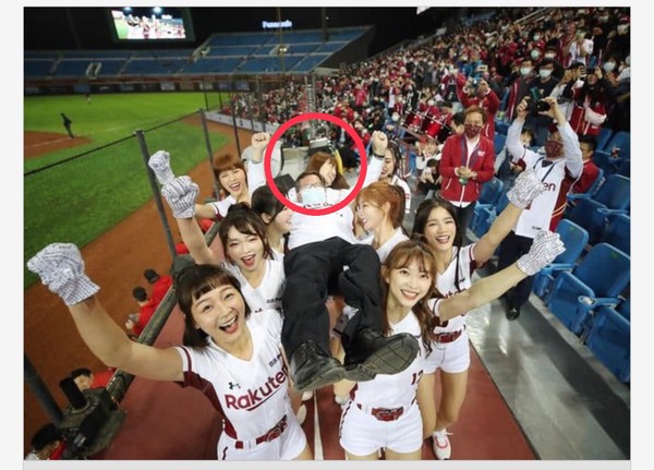 ▲桃園市市長鄭文燦被樂天女孩抬起來,其中陳伊負責鄭文燦頭部與上半身重量,被網友發現她全程表情猙獰。(圖/翻攝自陳禹勳臉書粉絲團) ▲桃園市市長鄭文燦被樂天女孩抬起來,其中陳伊負責鄭文燦頭部與上半身重量,被網友發現她全程表情猙獰。(圖/翻攝自陳禹勳臉書粉絲團)