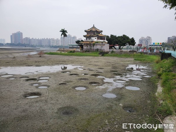 ▲高雄澄清湖水庫得月樓旁一片乾涸出現沙洲。（圖／記者許宥孺翻攝）