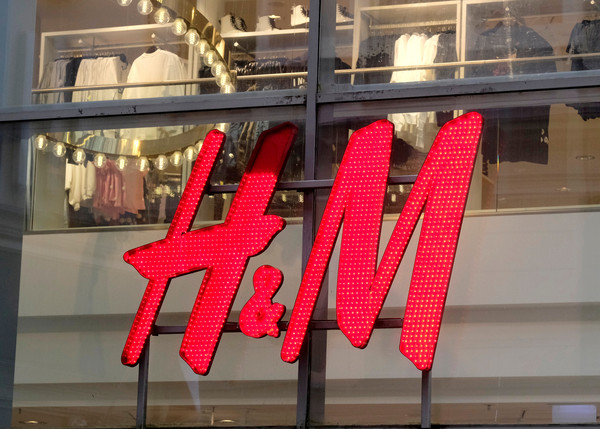 ▲▼瑞典跨足國際的快時尚品牌H&M，捲入新疆棉花爭議。（圖／路透）
