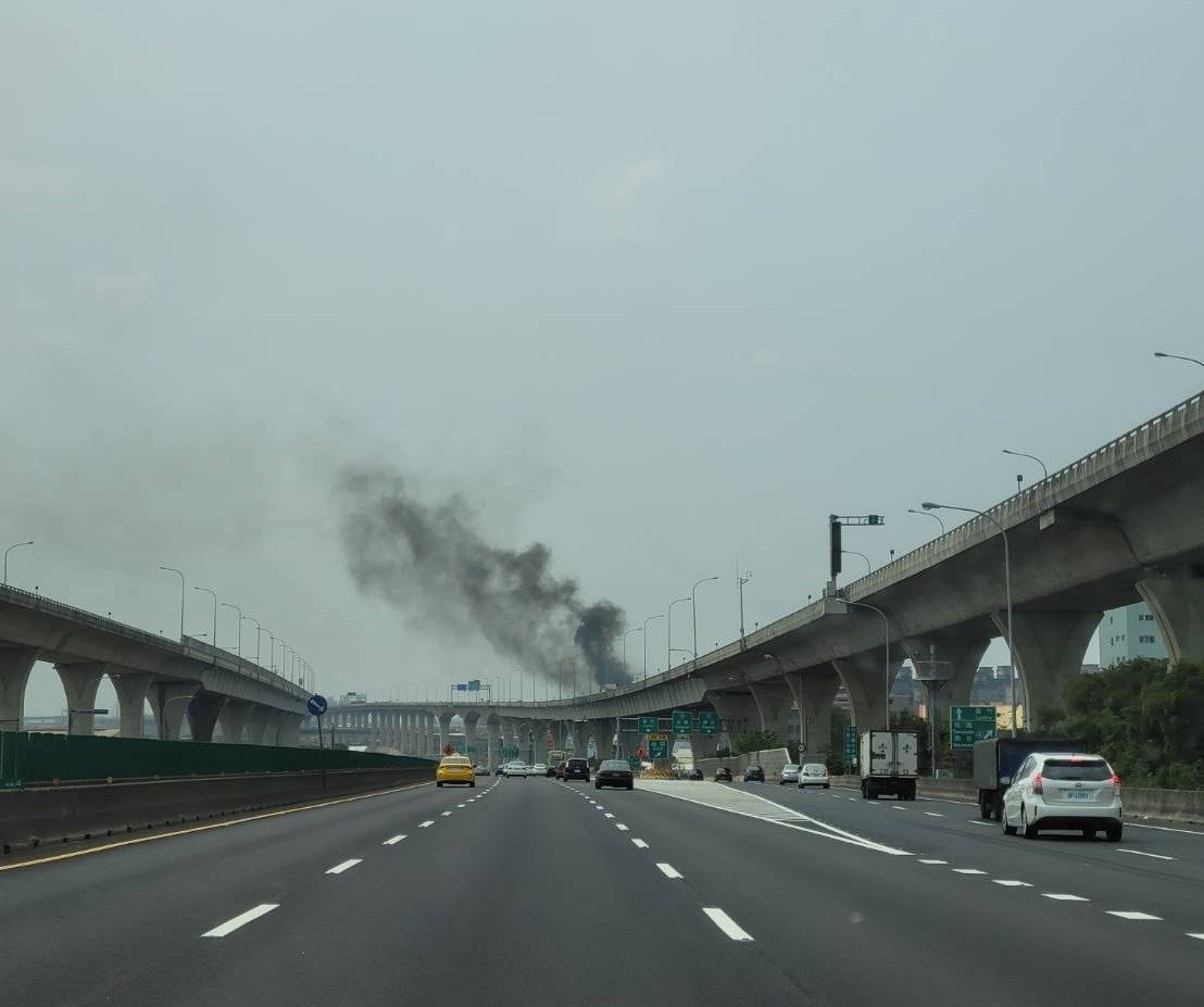 ▲▼五楊高架桃園段28日發生火燒車意外。（圖／翻攝臉書社團「蘆竹南崁資訊大小事分享團」）