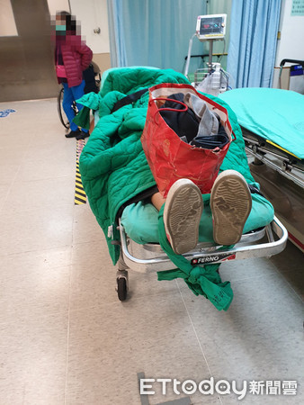 ▲周姓女子與父親因細故口角,憂鬱症發作持刀要自殘,並跑往2樓打算跳樓,六分局鹽埕所所長徐銘顁等人及時攔阻勸說,與救護人員合力將周女送往成大醫院就醫,化解危機。(圖/記者林悅翻攝,下同) ▲周姓女子與父親因細故口角,憂鬱症發作持刀要自殘,並跑往2樓打算跳樓,六分局鹽埕所所長徐銘顁等人及時攔阻勸說,與救護人員合力將周女送往成大醫院就醫,化解危機。(圖/記者林悅翻攝,下同)