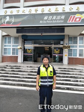 ▲台南市麻豆分局尋人高手巡佐吳孟宇,花3年的時間比對相關資料,終於查出24年前離家被宣告死亡的吳婦身分,助她與兄長見面團圓。(圖/記者林悅翻攝,下同) ▲台南市麻豆分局尋人高手巡佐吳孟宇,花3年的時間比對相關資料,終於查出24年前離家被宣告死亡的吳婦身分,助她與兄長見面團圓。(圖/記者林悅翻攝,下同)