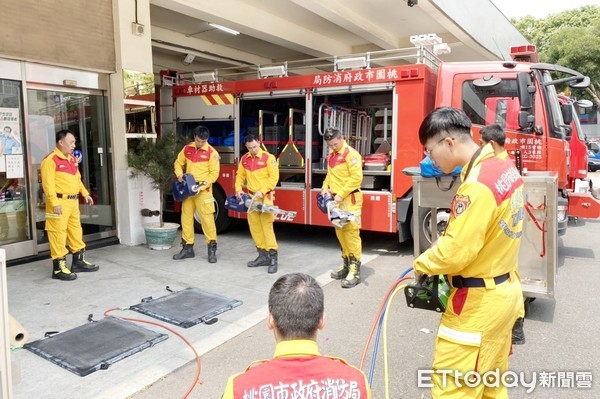 ▲台鐵太魯閣號2日上午在花蓮發生出軌重大意外，造成嚴重傷亡，桃園市消防局特搜大隊出動15名特搜人員整裝待命支援。（圖／記者沈繼昌翻攝）